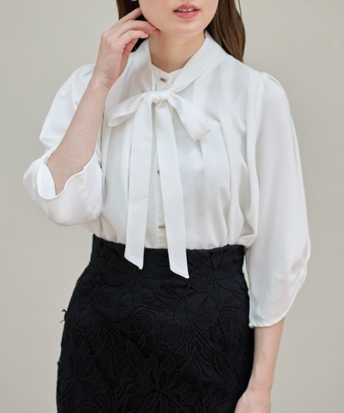 tocco closet(トッコ クローゼット)の「【ZOZO限定】2WAYボウタイリボン付きバー釦タックブラウス(シャツ/ブラウス・レディース・ブラック/ライトベージュ/オフホワイト・M)」の2枚目の写真