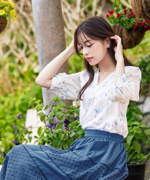 Tiaclasse(ティアクラッセ)の「【洗える】花柄Vネックブラウス(シャツ/ブラウス・レディース・ホワイト/オフホワイト/イエロー/グリーン・XL/XXL)」の10枚目の写真