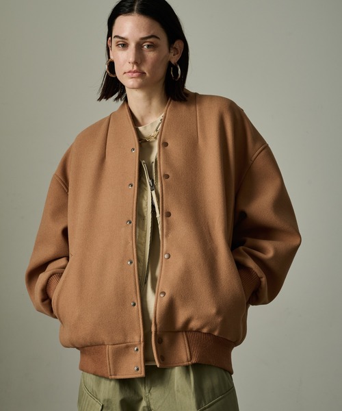 kha:ki（カーキ）の「「KHA:KI / カーキ」COLLARLESS VARSITY JACKET（スタジャン・レディース・アイボリー/ネイビー/オリーブ/ブラウン系その他・2/1）」の3枚目の写真