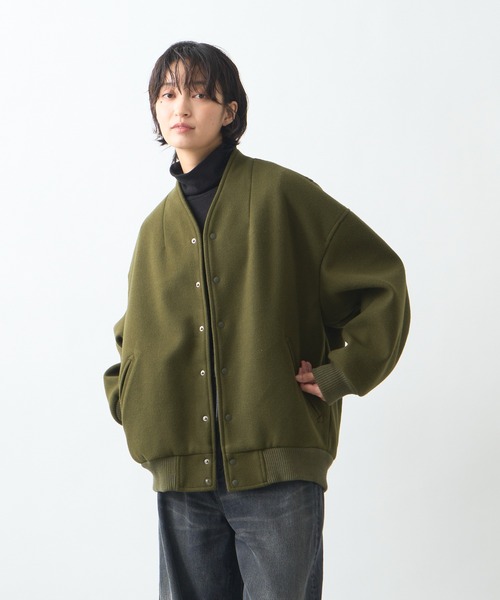 kha:ki（カーキ）の「「KHA:KI / カーキ」COLLARLESS VARSITY JACKET（スタジャン・レディース・アイボリー/ネイビー/オリーブ/ブラウン系その他・2/1）」の4枚目の写真