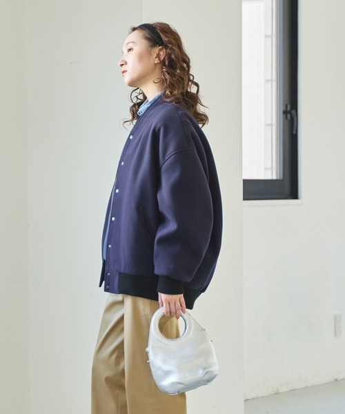 kha:ki（カーキ）の「「KHA:KI / カーキ」COLLARLESS VARSITY JACKET（スタジャン・レディース・アイボリー/ネイビー/オリーブ/ブラウン系その他・2/1）」の16枚目の写真
