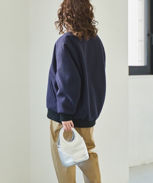 kha:ki（カーキ）の「「KHA:KI / カーキ」COLLARLESS VARSITY JACKET（スタジャン・レディース・アイボリー/ネイビー/オリーブ/ブラウン系その他・2/1）」の17枚目の写真