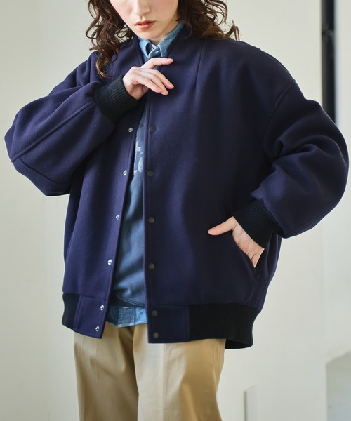 kha:ki（カーキ）の「「KHA:KI / カーキ」COLLARLESS VARSITY JACKET（スタジャン・レディース・アイボリー/ネイビー/オリーブ/ブラウン系その他・2/1）」の18枚目の写真