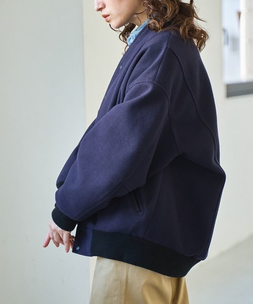 kha:ki（カーキ）の「「KHA:KI / カーキ」COLLARLESS VARSITY JACKET（スタジャン・レディース・アイボリー/ネイビー/オリーブ/ブラウン系その他・2/1）」の19枚目の写真