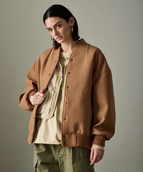 kha:ki（カーキ）の「「KHA:KI / カーキ」COLLARLESS VARSITY JACKET（スタジャン・レディース・アイボリー/ネイビー/オリーブ/ブラウン系その他・2/1）」の6枚目の写真
