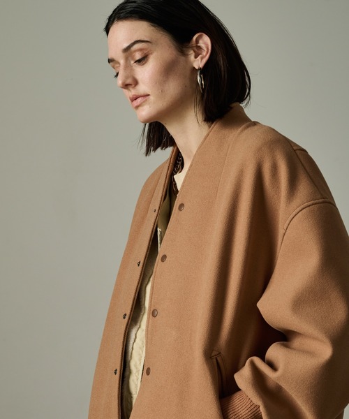 kha:ki（カーキ）の「「KHA:KI / カーキ」COLLARLESS VARSITY JACKET（スタジャン・レディース・アイボリー/ネイビー/オリーブ/ブラウン系その他・2/1）」の7枚目の写真