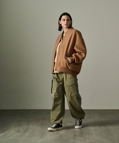 kha:ki（カーキ）の「「KHA:KI / カーキ」COLLARLESS VARSITY JACKET（スタジャン・レディース・アイボリー/ネイビー/オリーブ/ブラウン系その他・2/1）」の8枚目の写真
