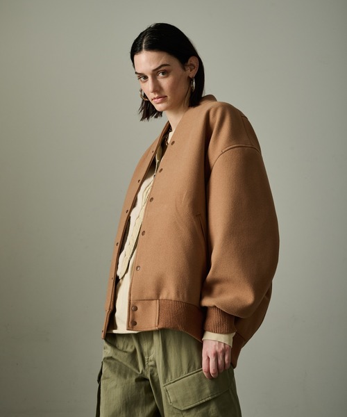 kha:ki（カーキ）の「「KHA:KI / カーキ」COLLARLESS VARSITY JACKET（スタジャン・レディース・アイボリー/ネイビー/オリーブ/ブラウン系その他・2/1）」の9枚目の写真
