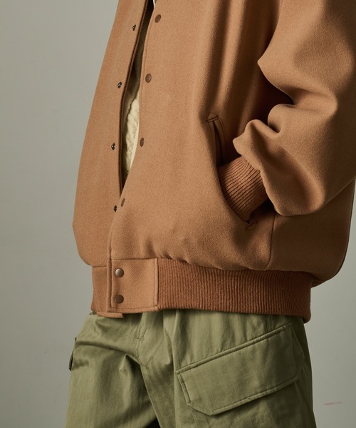 kha:ki（カーキ）の「「KHA:KI / カーキ」COLLARLESS VARSITY JACKET（スタジャン・レディース・アイボリー/ネイビー/オリーブ/ブラウン系その他・2/1）」の10枚目の写真