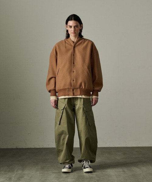 kha:ki（カーキ）の「「KHA:KI / カーキ」COLLARLESS VARSITY JACKET（スタジャン・レディース・アイボリー/ネイビー/オリーブ/ブラウン系その他・2/1）」の11枚目の写真