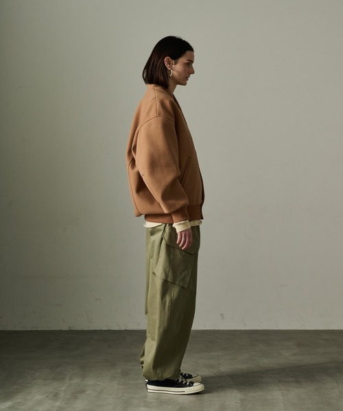 kha:ki（カーキ）の「「KHA:KI / カーキ」COLLARLESS VARSITY JACKET（スタジャン・レディース・アイボリー/ネイビー/オリーブ/ブラウン系その他・2/1）」の14枚目の写真