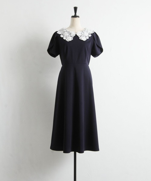 tocco closet(トッコ クローゼット)の「立体フラワーレース襟付きチューリップスリーブワンピース(ワンピース・レディース・ブラック/ネイビー・M)」の4枚目の写真