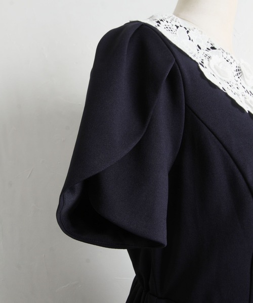 tocco closet(トッコ クローゼット)の「立体フラワーレース襟付きチューリップスリーブワンピース(ワンピース・レディース・ブラック/ネイビー・M)」の17枚目の写真