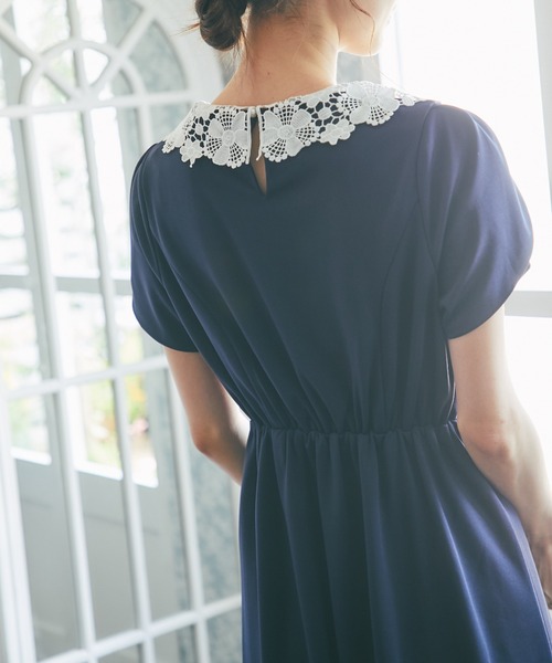 tocco closet(トッコ クローゼット)の「立体フラワーレース襟付きチューリップスリーブワンピース(ワンピース・レディース・ブラック/ネイビー・M)」の13枚目の写真