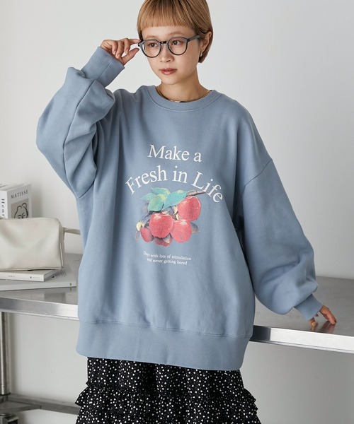 forksy.(フォルクシー)の「【forksy.】オーバーサイズアップルグラフィックスウェットプルオーバー(スウェット・レディース・オートミール/スミクロ/ブルー・FREE)」の3枚目の写真
