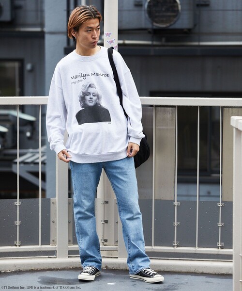 LIFE(ライフ)の「LIFE/ライフ 別注 LIFE Marilyn Monroe コラボフォト クルーネックスウェット/ダメージ加工/ユーズド加工/ビックシルエット(スウェット・メンズ・スミクロ/アッシュグレー・SMALL/MEDIUM/LARGE)」の8枚目の写真