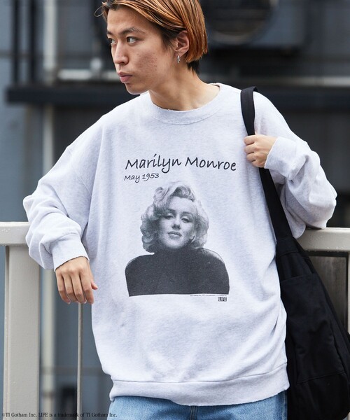 LIFE(ライフ)の「LIFE/ライフ 別注 LIFE Marilyn Monroe コラボフォト クルーネックスウェット/ダメージ加工/ユーズド加工/ビックシルエット(スウェット・メンズ・スミクロ/アッシュグレー・SMALL/MEDIUM/LARGE)」の12枚目の写真