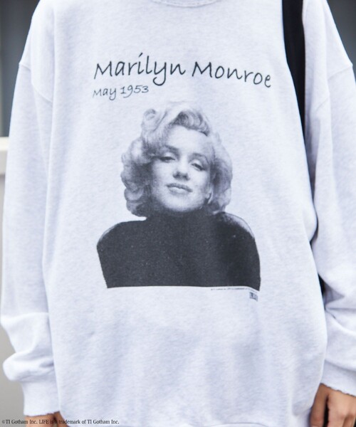 LIFE(ライフ)の「LIFE/ライフ 別注 LIFE Marilyn Monroe コラボフォト クルーネックスウェット/ダメージ加工/ユーズド加工/ビックシルエット(スウェット・メンズ・スミクロ/アッシュグレー・SMALL/MEDIUM/LARGE)」の10枚目の写真
