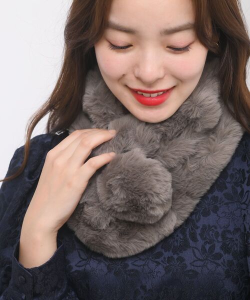 rps(アールピーエス)の「ポンポン付きフェイクファーティペット(ストール/ショール・レディース・アイボリー/ベージュ/モカ・フリー)」の2枚目の写真