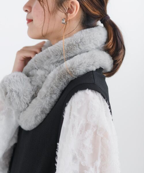 rps(アールピーエス)の「ポンポン付きフェイクファーティペット(ストール/ショール・レディース・アイボリー/ベージュ/モカ・フリー)」の11枚目の写真