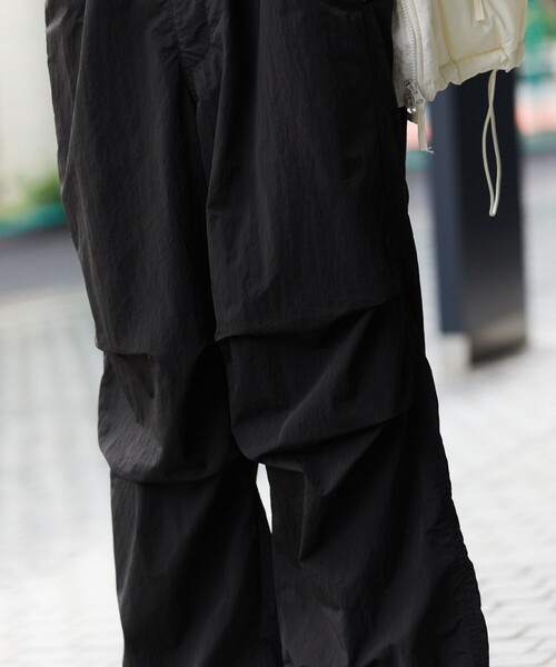 FREAK'S STORE（フリークスストア）の「FREAK’S STORE/フリークスストア バルーンシルエット ナイロン オーバーパンツ（その他パンツ・メンズ・ブラック/ベージュ/グレー/オリーブ・SMALL/MEDIUM/LARGE）」の22枚目の写真