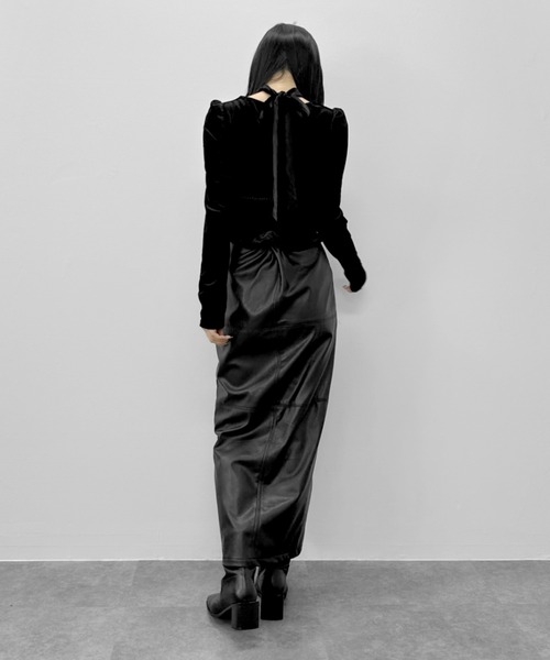LVEU.(ラブユ.)の「【LVEU.】ベロアリボントップス / トップス 合皮 ベロア パフショルダー リボン ボウタイ タイ ブラック(Tシャツ/カットソー・レディース・ブラック・FREE)」の5枚目の写真
