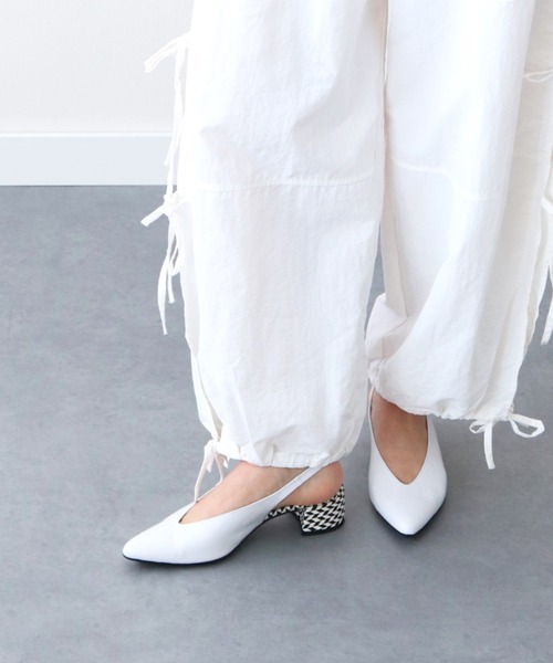 inter-chaussures(インターショシュール)の「【INTER-CHAUSSURES】ポインテッドトウVカットバックバンド(I41302)(パンプス・レディース・ブラック系その他/ホワイト系その他・36/37/38/39/35)」の4枚目の写真