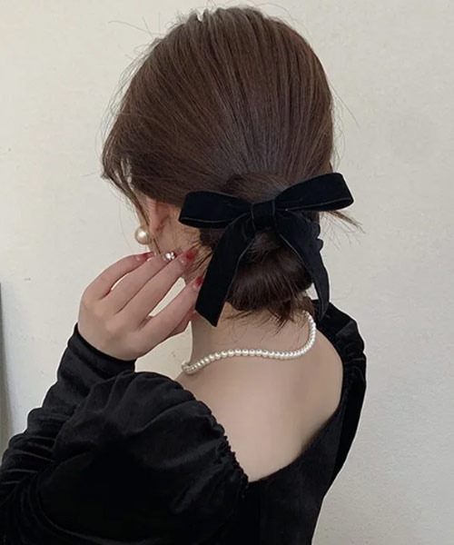 VIBGYOR Women（ヴィブジョー　ウィメン）の「【float】ベロア ベルベット ロングリボン シュシュ（シュシュ・レディース・ブラック・FREE）」の2枚目の写真