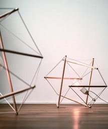 COMMON WARE（コモンウェアー）の「EC:AMPERSAND FACTORY アンパサンドファクトリー テンセグリティランプ Lサイズ TENSEGRITY FLOOR  LIGHT LARGE フロア照明（照明）」