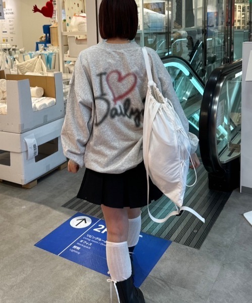 nemne store(ネンネストア)の「【低身長サイズあり】スプレーハート裏毛スウェット(スウェット・レディース・レッド/オートミール・SMALL/MEDIUM)」の1枚目の写真