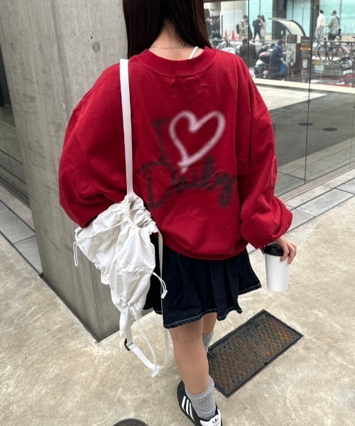 nemne store(ネンネストア)の「【低身長サイズあり】スプレーハート裏毛スウェット(スウェット・レディース・レッド/オートミール・SMALL/MEDIUM)」の2枚目の写真