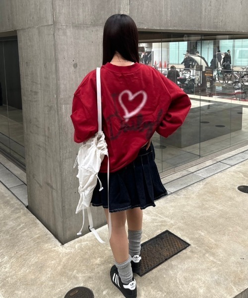 nemne store(ネンネストア)の「【低身長サイズあり】スプレーハート裏毛スウェット(スウェット・レディース・レッド/オートミール・SMALL/MEDIUM)」の7枚目の写真