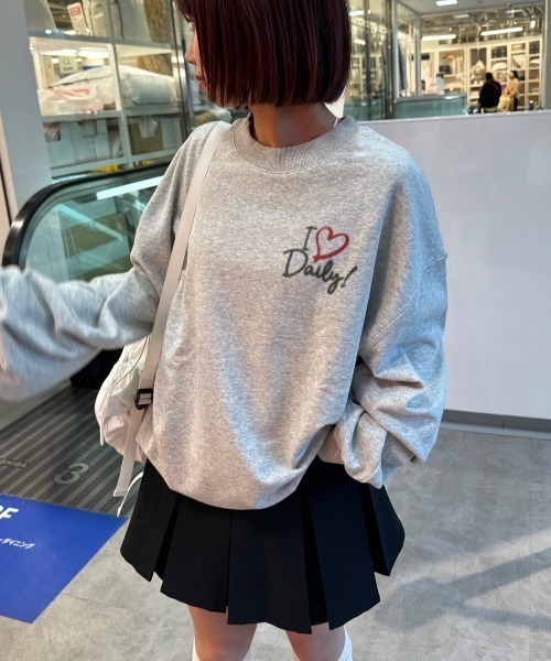 nemne store(ネンネストア)の「【低身長サイズあり】スプレーハート裏毛スウェット(スウェット・レディース・レッド/オートミール・SMALL/MEDIUM)」の3枚目の写真