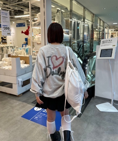 nemne store(ネンネストア)の「【低身長サイズあり】スプレーハート裏毛スウェット(スウェット・レディース・レッド/オートミール・SMALL/MEDIUM)」の4枚目の写真