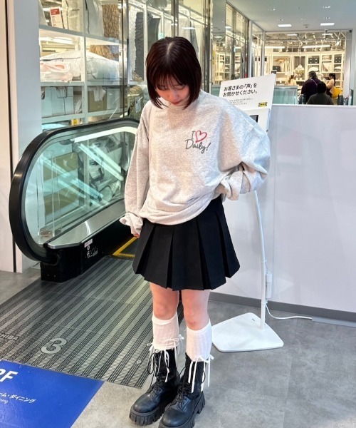 nemne store(ネンネストア)の「【低身長サイズあり】スプレーハート裏毛スウェット(スウェット・レディース・レッド/オートミール・SMALL/MEDIUM)」の6枚目の写真
