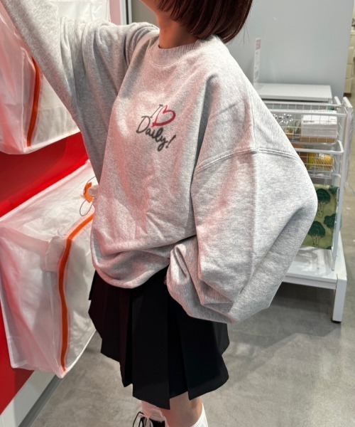 nemne store(ネンネストア)の「【低身長サイズあり】スプレーハート裏毛スウェット(スウェット・レディース・レッド/オートミール・SMALL/MEDIUM)」の5枚目の写真