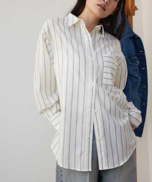 AZUL by moussy(アズールバイマウジー)の「ベーシックオーバーシャツ(シャツ/ブラウス・レディース・サックスブルー/オフホワイト/ブルー系その他/ホワイト系その他・FREE)」の2枚目の写真