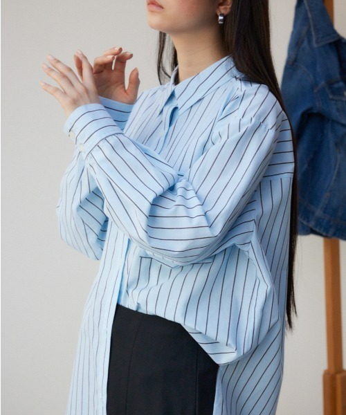 AZUL by moussy(アズールバイマウジー)の「ベーシックオーバーシャツ(シャツ/ブラウス・レディース・サックスブルー/オフホワイト/ブルー系その他/ホワイト系その他・FREE)」の4枚目の写真