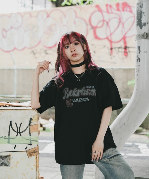DEVICE(デバイス)の「ナンバリング 韓国 古着風 バックデザイン プリント ロゴ Y2K ストリート ルーズ 半袖 Tシャツ(Tシャツ/カットソー・レディース・ブラック/チャコールグレー/ホワイト・FREE)」の13枚目の写真
