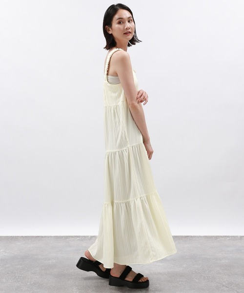 LAKOLE(ラコレ)の「肩フリルドビーワンピース / 126889(ワンピース・レディース・アイボリー/ブラック/ベージュ・MEDIUM/SMALL)」の4枚目の写真