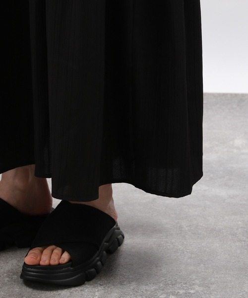 LAKOLE(ラコレ)の「肩フリルドビーワンピース / 126889(ワンピース・レディース・アイボリー/ブラック/ベージュ・MEDIUM/SMALL)」の10枚目の写真