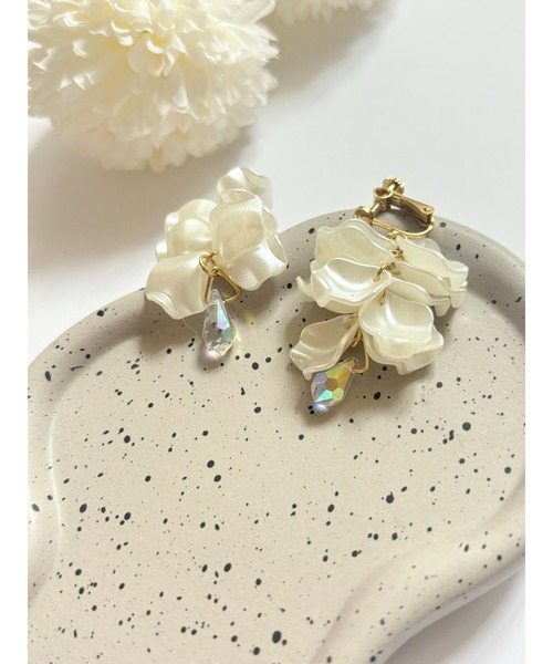 tone（トーン）の「【YM】花びら×クリスタルチャーム　サージカルステンレスピアス(MA)（ピアス（両耳用）・レディース・ホワイト・FREE）」の2枚目の写真