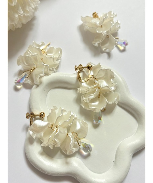 tone（トーン）の「【YM】花びら×クリスタルチャーム　サージカルステンレスピアス(MA)（ピアス（両耳用）・レディース・ホワイト・FREE）」の3枚目の写真