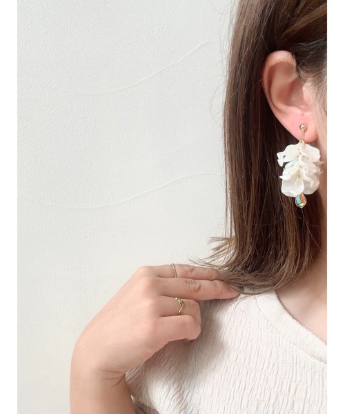 tone（トーン）の「【YM】花びら×クリスタルチャーム　サージカルステンレスピアス(MA)（ピアス（両耳用）・レディース・ホワイト・FREE）」の4枚目の写真