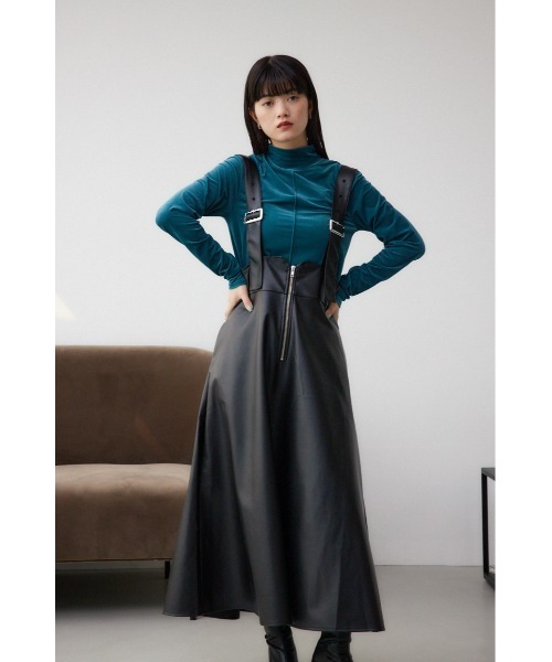 AZUL by moussy（アズールバイマウジー）の「フェイクレザージップアップジャンパースカート（ジャンパースカート・レディース・ブラック/ライトベージュ・SMALL/MEDIUM）」の4枚目の写真