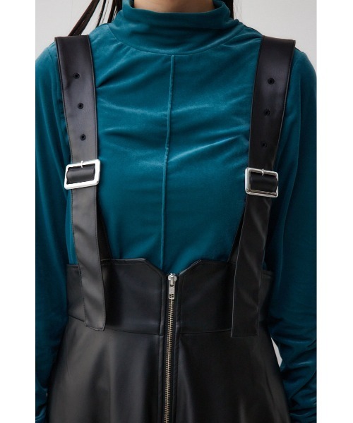 AZUL by moussy（アズールバイマウジー）の「フェイクレザージップアップジャンパースカート（ジャンパースカート・レディース・ブラック/ライトベージュ・SMALL/MEDIUM）」の9枚目の写真