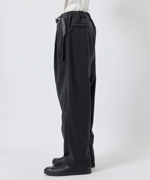 WHITE MOUNTAINEERING(ホワイトマウンテニアリング)の「【White Mountaineering/ ホワイトマウンテニアリング】×GRAMICCI CORDUROY 3 TUCK PANTS(カーゴパンツ・メンズ・ブラック/ダークグレー・0/1/2/3)」の13枚目の写真