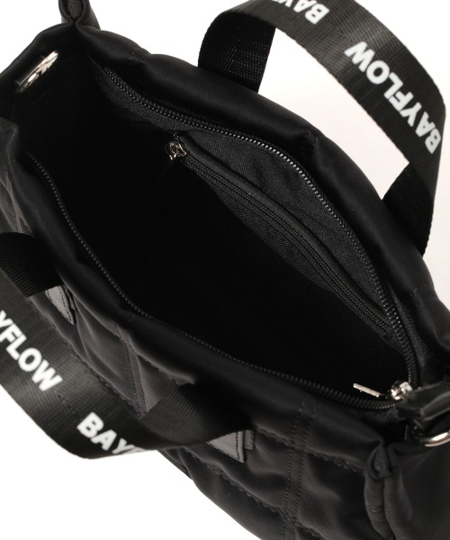 [500mlのペットボトルも入る]ロゴハンドルキルトミニショルダーバッグ（ショルダーバッグ）｜BAYFLOW（ベイフロー）