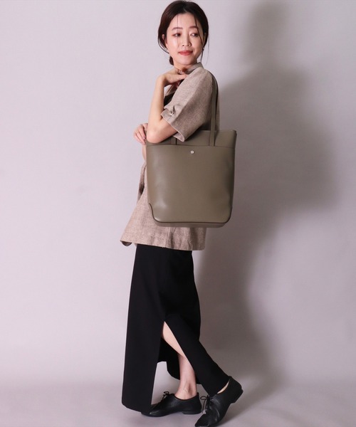 Legato Largo(レガートラルゴ)の「(LF)【Legato Largo】【かるいかばん】4ポケット/12L 縦型 A4 トートバッグ(トートバッグ・レディース・アイボリー/ブラック/グレイッシュベージュ/オリーブ・ONE SIZE)」の11枚目の写真