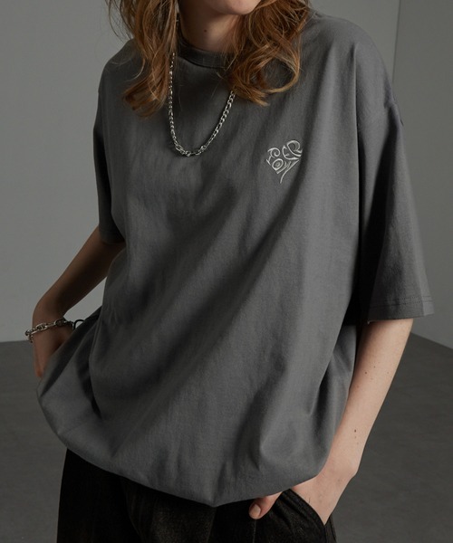 MONO-MART(モノマート)の「【CIYOT】ハートロゴ ワンポイント刺繍 ドロストバルーンシルエットクルーネック半袖Tシャツ(Tシャツ/カットソー・メンズ・オフホワイト/スモークグレー/ブラック/レッド系/ブルー系・M/L)」の3枚目の写真